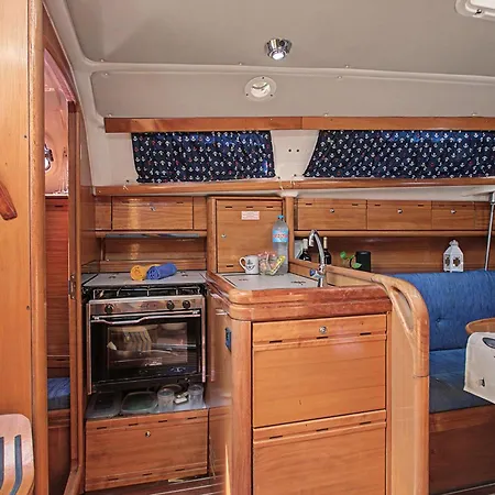 Botel Sleep On The Sea Radazul